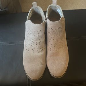 Women’s Tom’s ankle boots tan suede. In good condition.